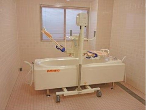 ベストライフ名古屋大高の機械浴室。スタッフのサポートもついていますので、安心して、ご負担少なくご入浴頂けます。