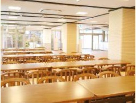 ベストライフ岐阜の食堂。毎日多くの入居者様で大いに賑わってのお食事となっております。