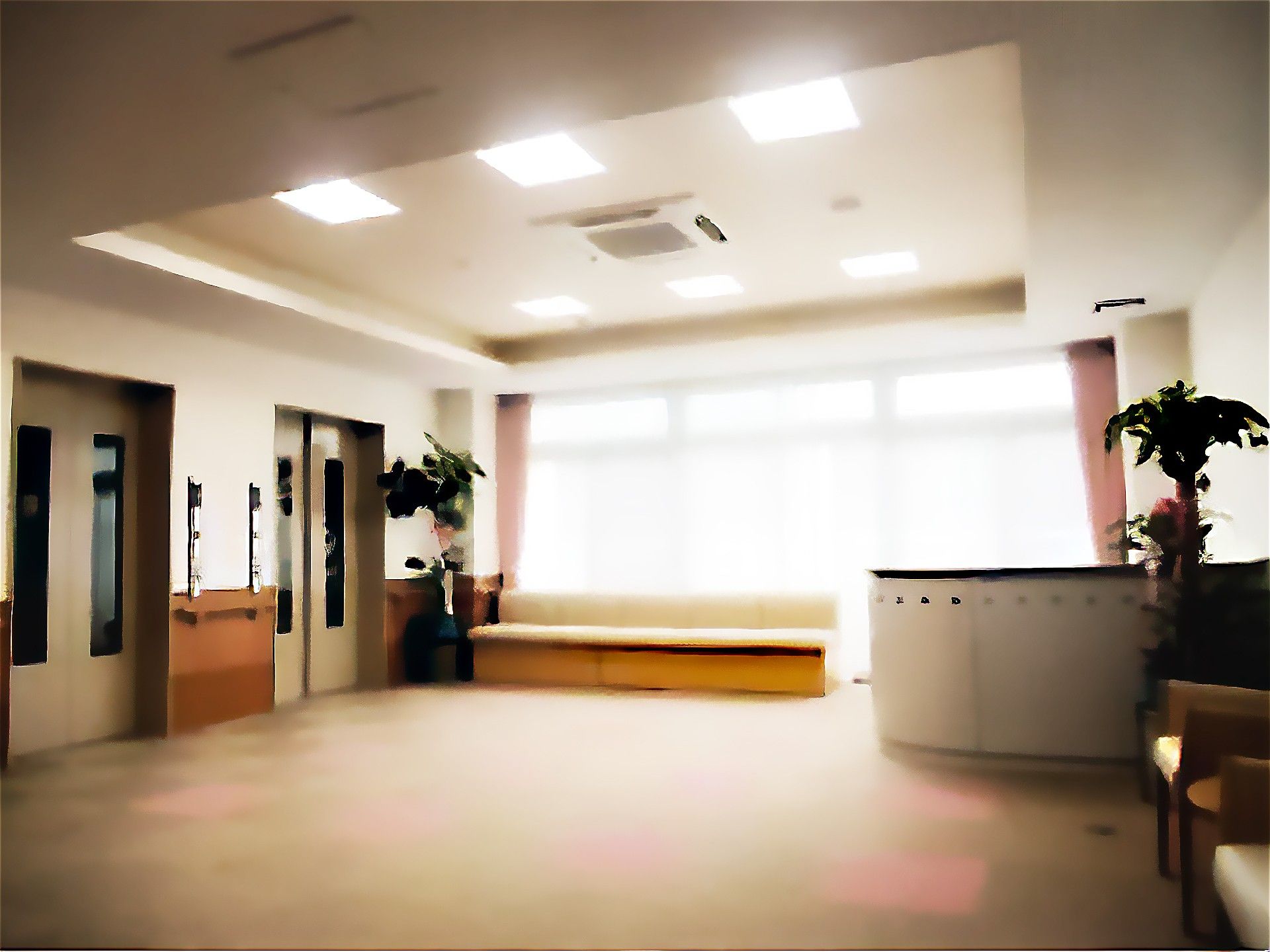 ベストライフ中津川の談話コーナー。多くの入居者様がおしゃべりを楽しむ憩いの場となっております。