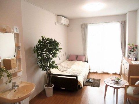 ベストライフ中津川の居室。完全個室制の居室ではプライバシーをしっかりと守りながらの安心の生活をお送りいただけます。