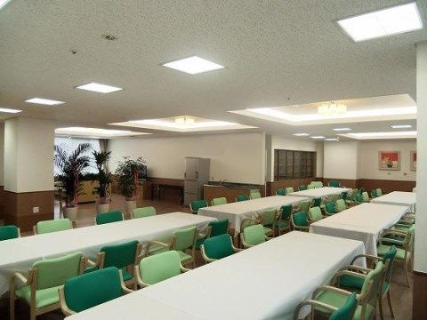 ベストライフ中津川の食堂。日々多くの入居者様で賑わっての楽しいお食事となっております。