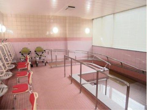 ベストライフ中津川の一般浴室。転倒防止の手すりが完備された浴室となっております。広い浴槽で足を伸ばしてゆっくりとご入浴ください。