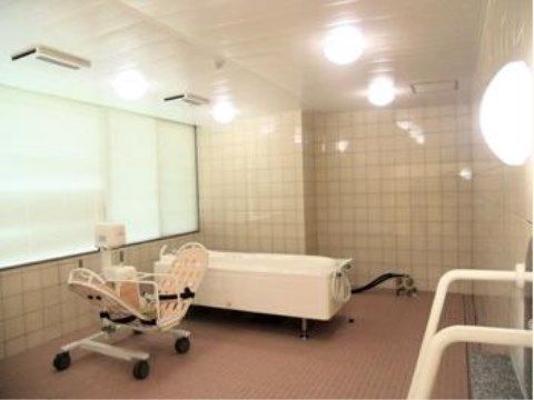 ベストライフ中津川の機械浴室。豊富な介助器具やスタッフの手厚いサポートがございますので安心してご入浴をお楽しみいただけます。