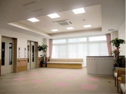 ベストライフ中津川の談話コーナー。多くの入居者様がおしゃべりを楽しむ憩いの場となっております。