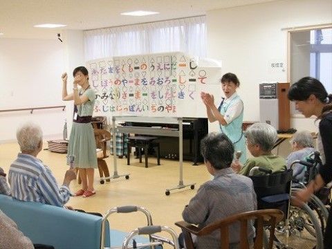 ベストライフ中津川の音楽療法。多角的なリハビリをしていただけるよう、様々なレクリエーションを行っております。