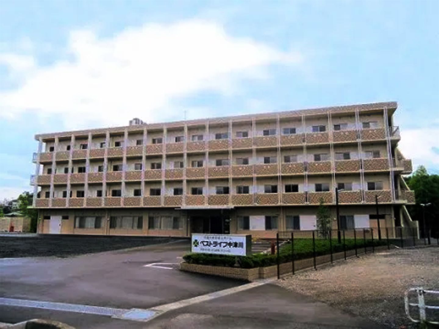 ベストライフ中津川の外観。しっかりとした大きな外観となっているオールバリアフリーの建物となっております。