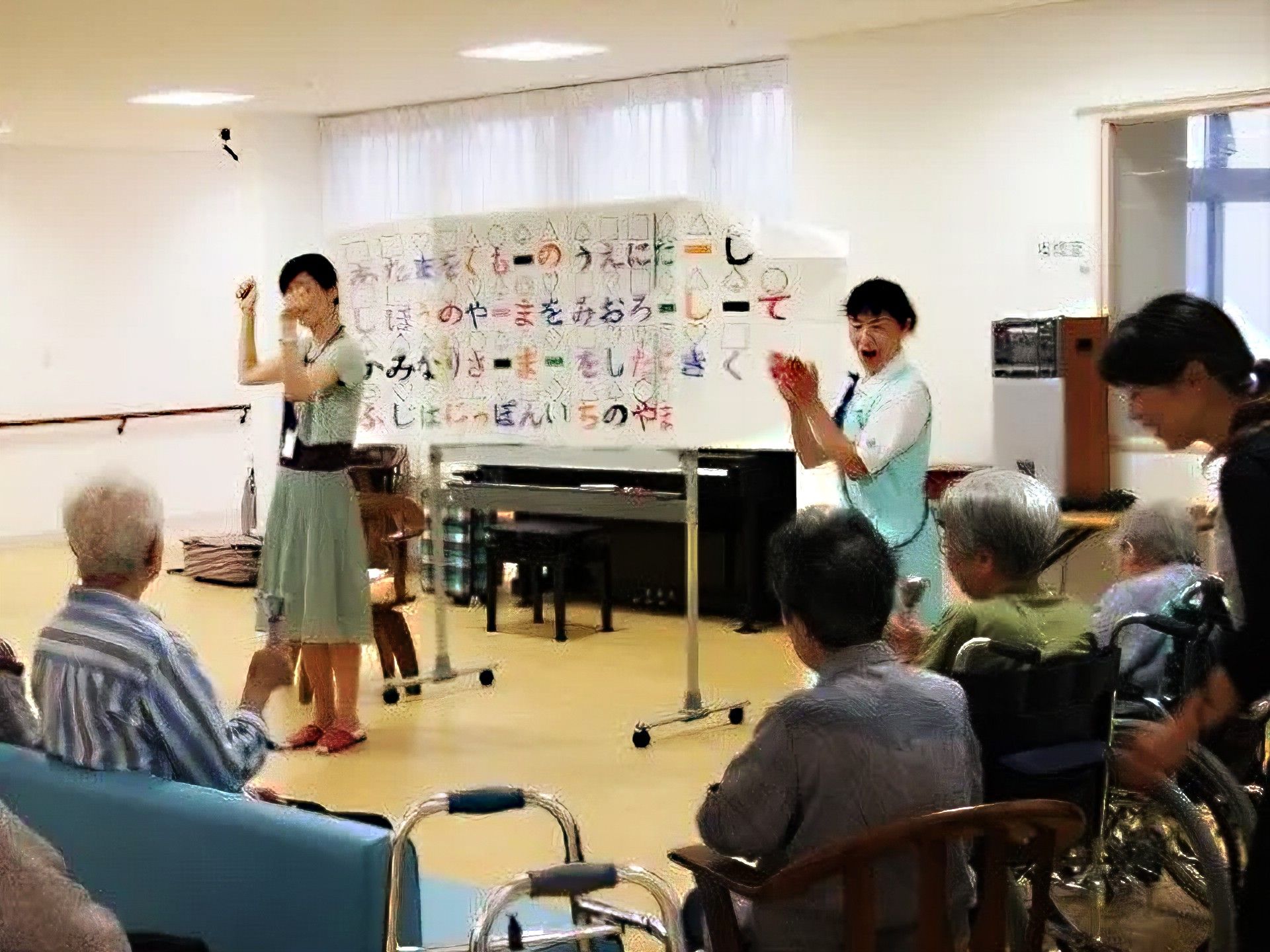 ベストライフ中津川の音楽療法。多角的なリハビリをしていただけるよう、様々なレクリエーションを行っております。