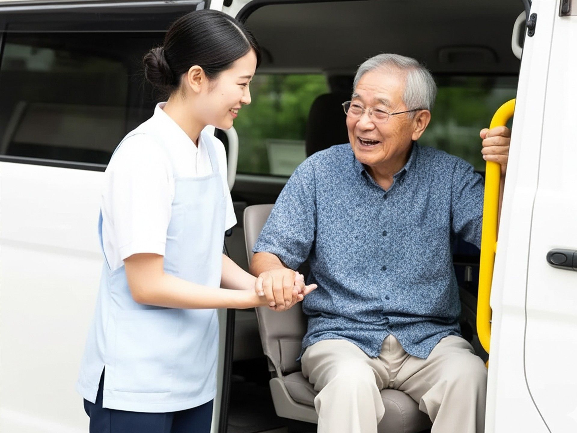 手すりにつかまって車を降りる高齢男性と介助をする男性ヘルパー