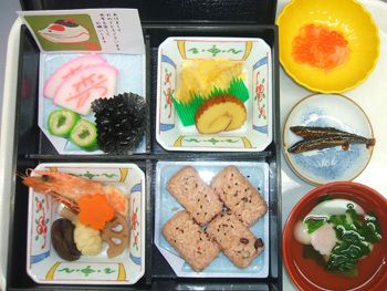 海老や野菜の煮物や、厚焼き玉子や赤飯と吸い物のセット