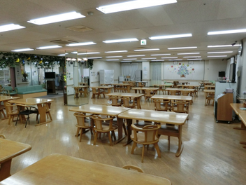 ベストライフ長島の食堂。毎日多くの入居者様で賑わいながらの楽しいお食事となっております。