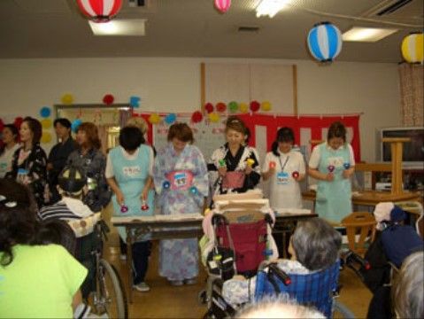ベストライフ交野のスタッフによる出し物。毎年この日に向けて練習を重ねたスタッフが本量を発揮する日。入居者様はとても楽しみにしています。