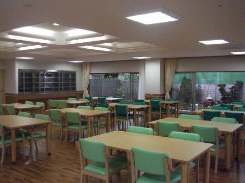 ベストライフ岸和田の食堂。日々大いに盛り上がる食堂では賑やかに、楽しい食事となっております。