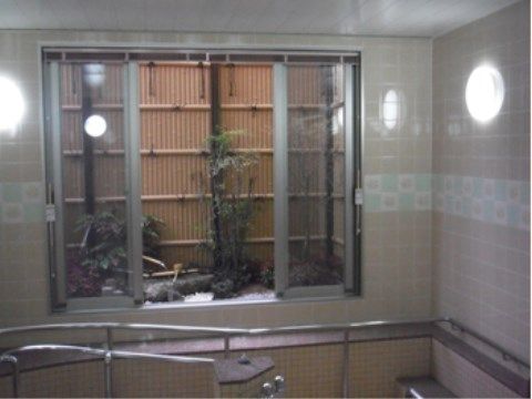 ベストライフ岸和田の一般浴室。多くの入居者様と一緒に楽しく入浴をしていただけます。手すりもついていますので転倒の心配もございません。