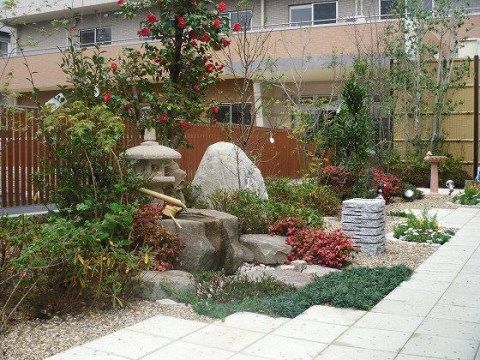 ベストライフ岸和田の中庭。毎日のお散歩では多くの入居者様がこちらでおしゃべりを楽しんでいらっしゃいます。