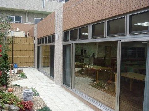 ベストライフ岸和田の中庭。室内からもよく見える大きなガラス窓がオシャレなコーナーとなっております。