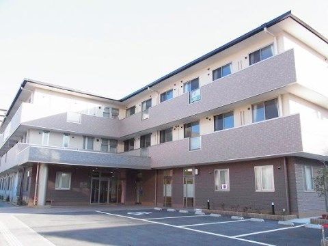 ベストライフ関目の外観。大きくしっかりとした外観の当施設はオールバリアフリーの建物となっております。