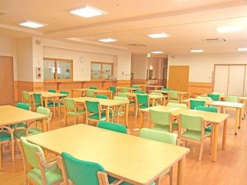 ベストライフ関目の食堂。毎日多くの入居者様で大いに賑わっての楽しい食事となっております。