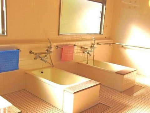 ベストライフ関目の一般浴室。介助設備がしっかりと施された浴室となります。必要に応じてスタッフがつきますので、安心してご入浴いただけます。