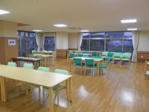 ベストライフ和泉中央の食堂。毎日多くの入居者様で賑わいながらの楽しいお食事となっております。