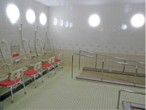 ベストライフ和泉中央の一般浴室。毎日大勢の入居者様で賑わいながら楽しくご入浴いただいております。手すりが完備されていますので安心してご入浴ください。