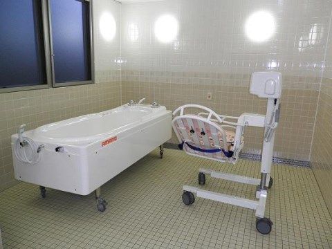 ベストライフ和泉中央の機械浴室。ご負担を少しでも少なくしていただける環境が整っております。スタッフのサポートがございますので安心してご入浴ください。