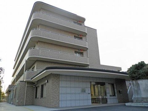 ベストライフ香里園の外観。大きくしっかりとした外観の当施設は全館オールバリアフリーの建物となっています。