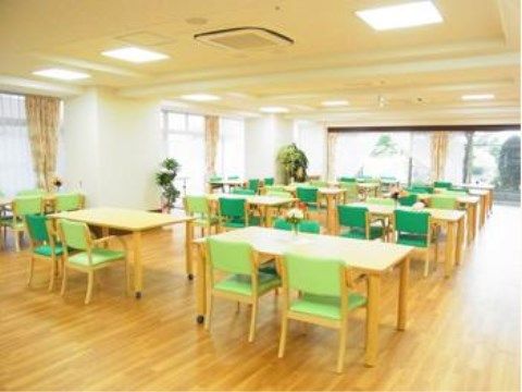ベストライフ香里園の食堂。毎日多くの入居者様で大いに賑わっての楽しいお食事となっております。