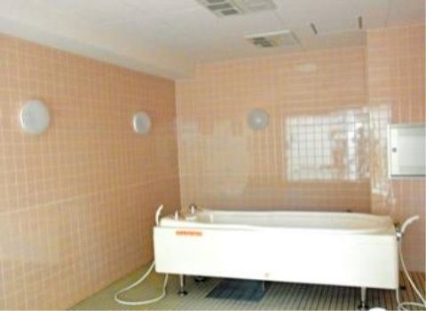 ベストライフ香里園の機械浴室。これまでのご負担を少なくする充実した浴室環境を整えております。お気軽にご入浴ください。