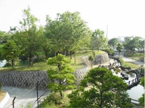 ベストライフ香里園の周辺環境。毎日のお散歩に取り入れていただける、気持ちのいい公園となっております。