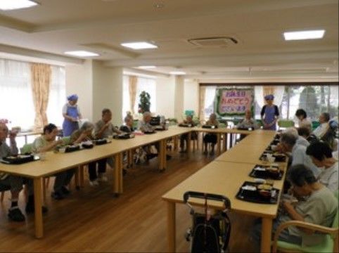 ベストライフ香里園のお誕生日会。入居者様の誕生日を祝うレクリエーション・イベントが毎月開催されております。