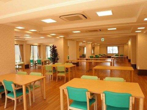 ベストライフ枚方の食堂。毎日多くの入居者様で大いに賑わっての楽しいお食事となっております。