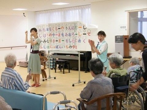 ベストライフ枚方の音楽療法。健康に関する専門講師をお迎えして、講習を定期的におこなっております。