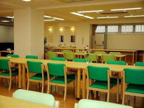 ベストライフ大阪あびこの食堂。毎日多くの入居者様が賑やかに、楽しいお食事をしています。