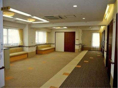 ベストライフ大阪あびこの談話コーナー。おしゃべりを楽しむ入居者様の憩いの場となっております。