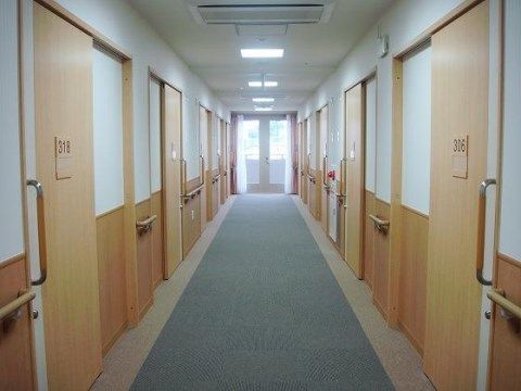 「ベストライフ堺西」の廊下。車椅子の方でも動きやすい、横幅になっている。