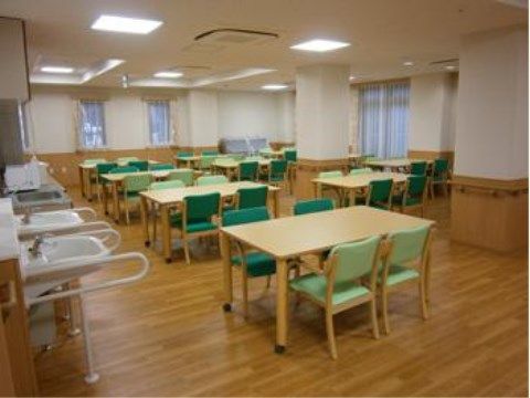 「ベストライフ堺西」の食堂。食堂には手洗いコーナーの洗面台も用意されている。