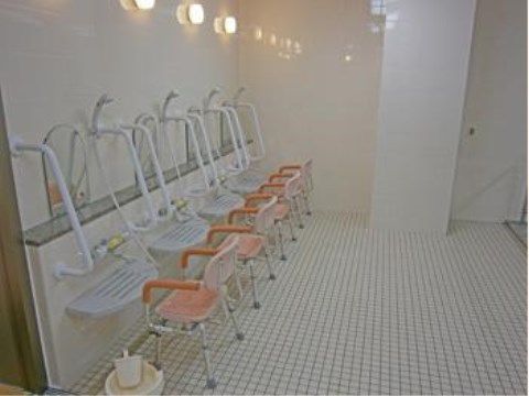 「ベストライフ堺西」の浴室。一般浴室には、動きやすくする為、手すりを随所に設置している。