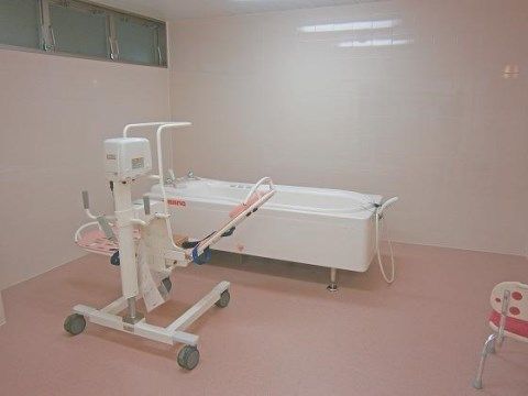 「ベストライフ堺西」の機械浴室。寝たきりの方や、お体の不自由な方にも、ご入浴できるよう、機械浴室を完備している。