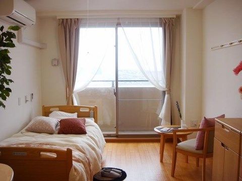 「ベストライフ富田林」の居室。ベッドやミニテーブル、ミニチェアを設置でき、快適な１人部屋になっている。