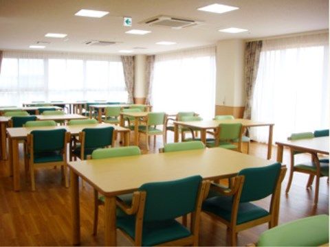 「ベストライフ富田林」の食堂。賑わいがたくさん溢れる食堂で、元気になれるお食事を用意している。
