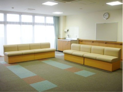 「ベストライフ富田林」の談話室。くつろぎながらお話できる談話室がある。