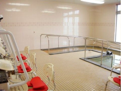 「ベストライフ富田林」の浴室。浴室には、転倒防止やつまずきを防ぐため、スロープと介助手すりが備え付いている。