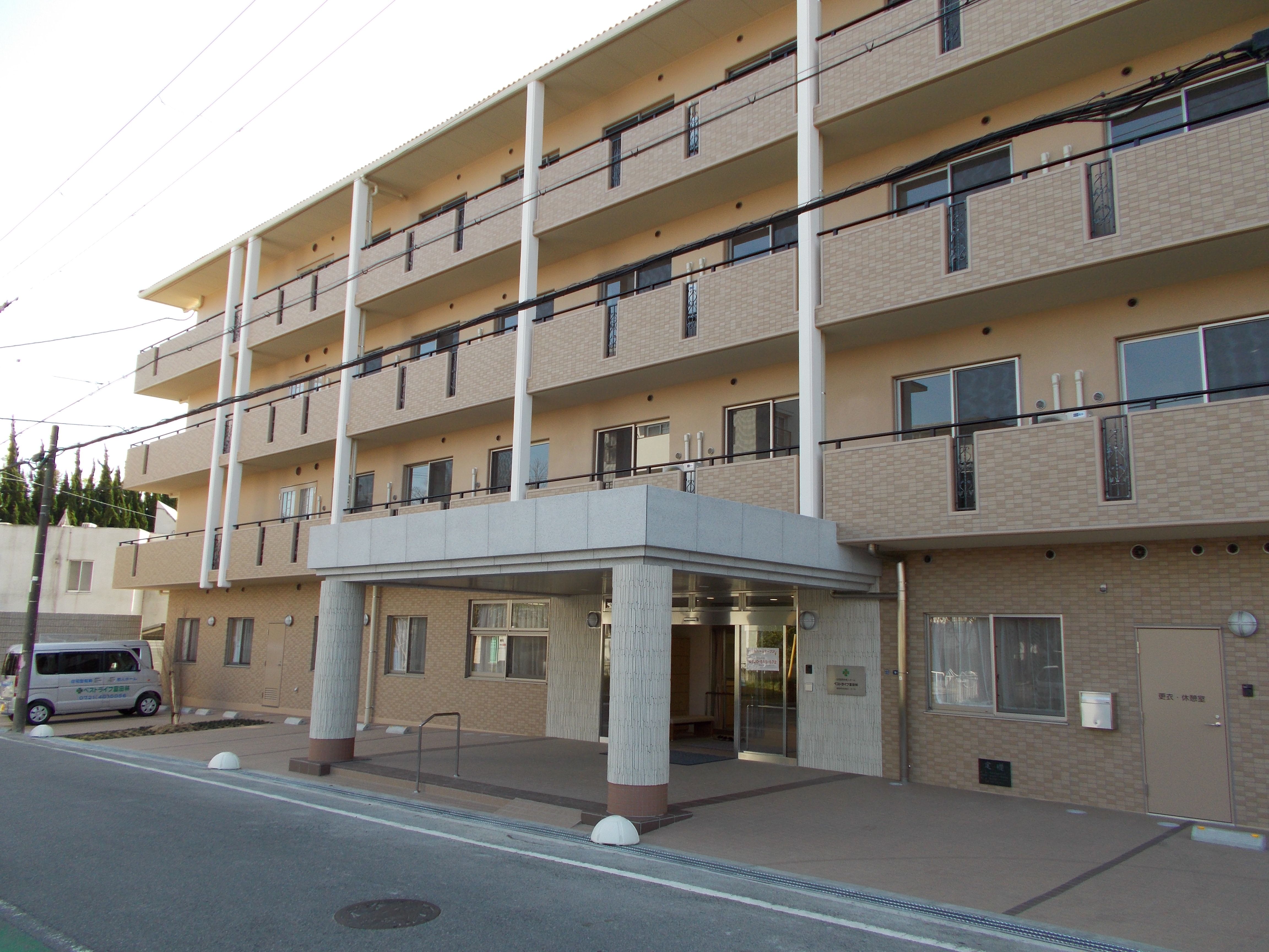 「ベストライフ富田林」の外観。マンション街と住宅に佇む、静かで心落ち着きやすい施設になっている。