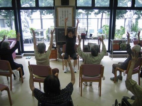 「ベストライフ富田林」の体操。使わなくなった筋力を回復する為の運動になっている。