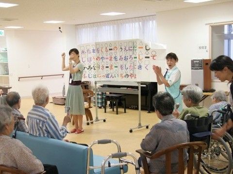 「ベストライフ富田林」の音楽癒法。音楽は人の心を、癒やす取り組みを行っている。