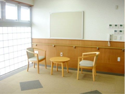 「ベストライフ堺北」の談話室 入居者様同士の笑い声が常に聞こえてきます。