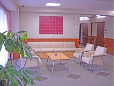 「ベストライフ西宮」の談話室 入居者様の会話の幅は広く、お話についていくので精一杯です。入居者様が、長年積み重ねてきた知識や学びについて、改めて敬意を表さなくてはと強く感じました。