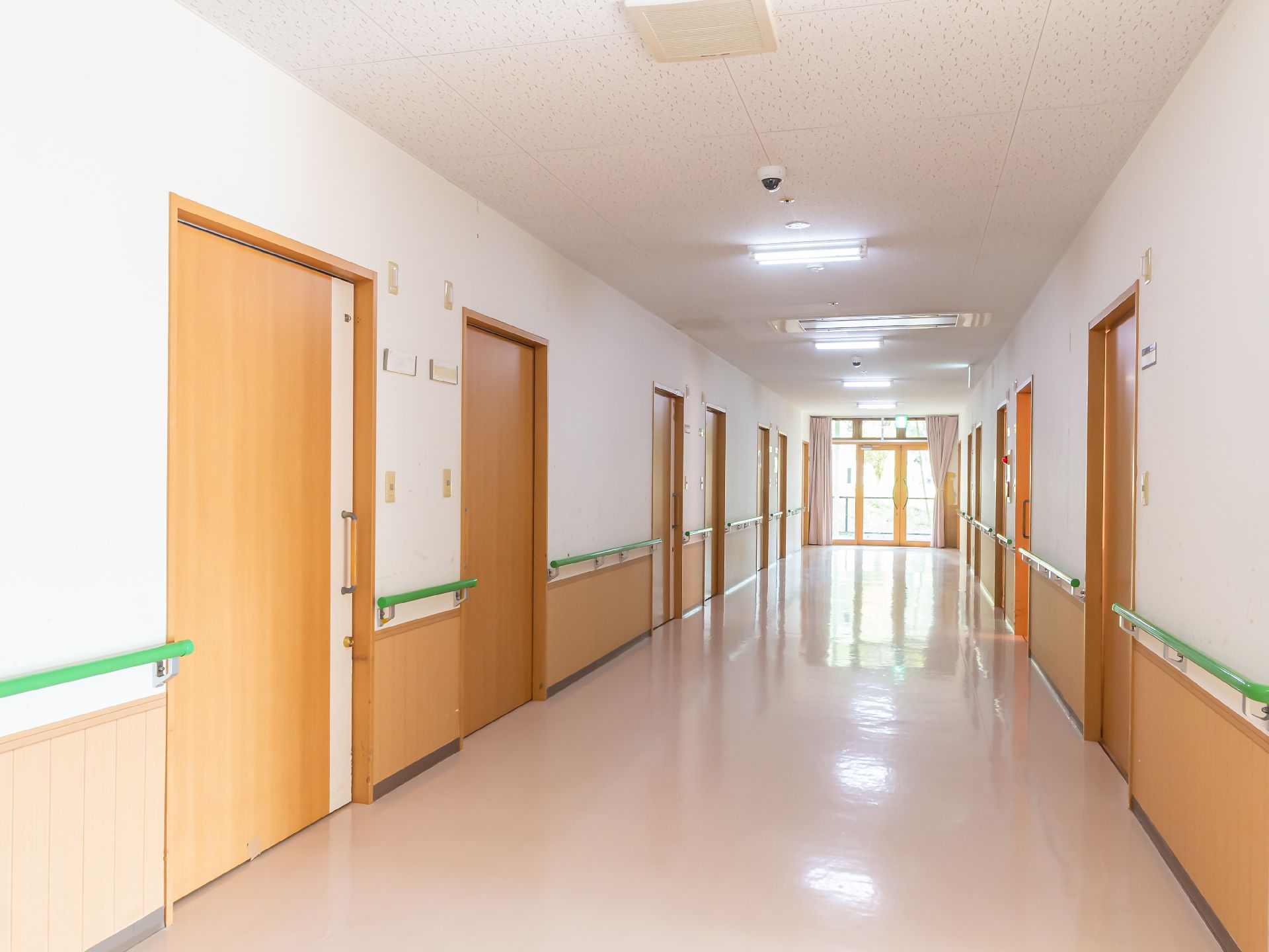 手すりが設置された廊下