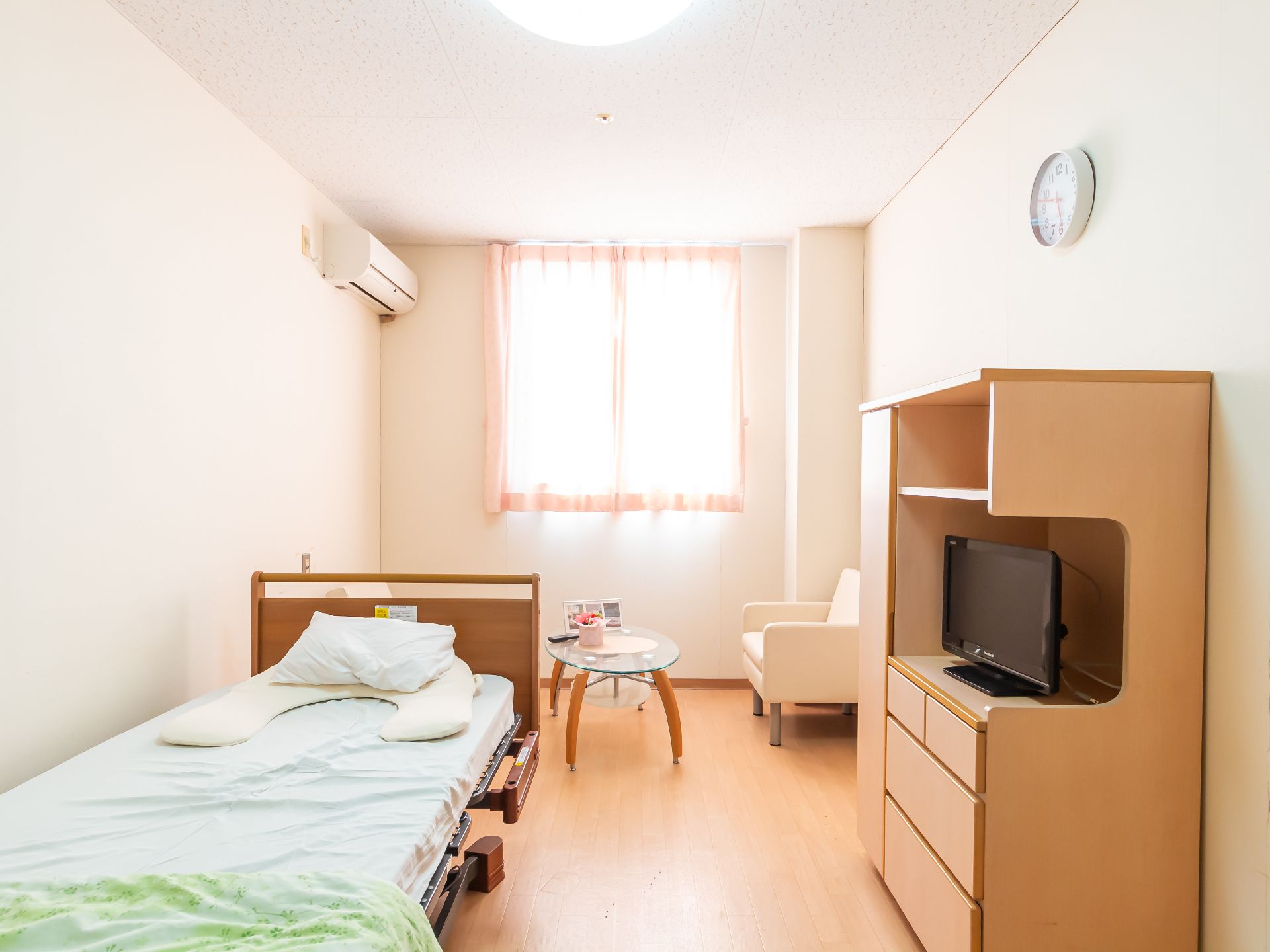 中央に長机を並べて置き、周囲に多くの椅子が置かれた部屋