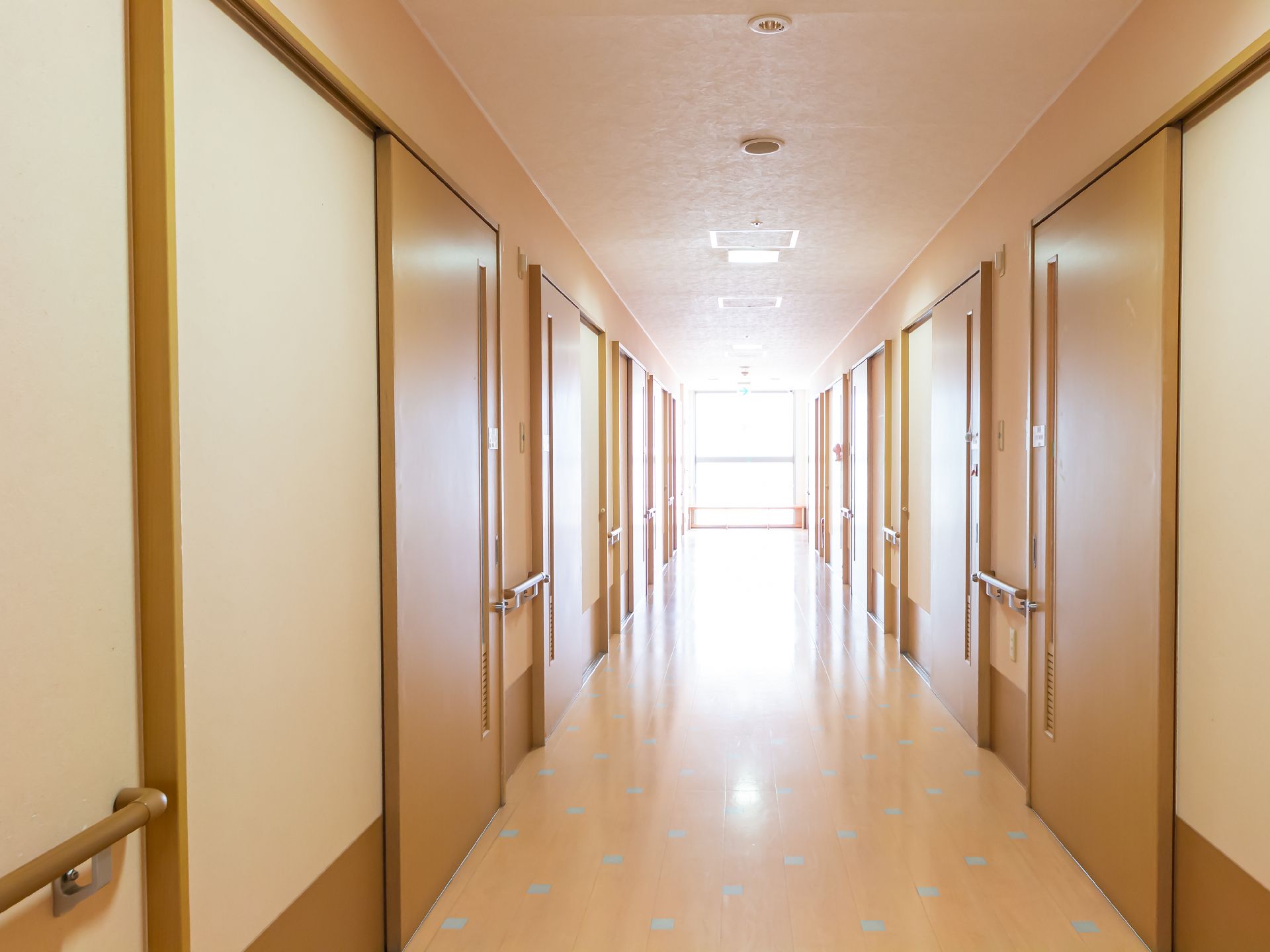 手すりを設置した廊下